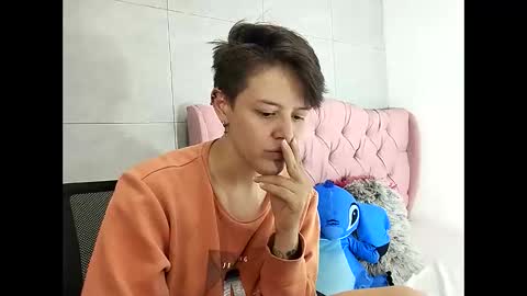 Snapshot of bug2025 chatting on 10/28/25, 05:00 bug2025 online show from 10/28/25, 05:00