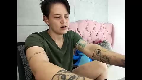 Snapshot of bug2025 chatting on 10/30/25, 02:24 bug2025 online show from 10/30/25, 02:24