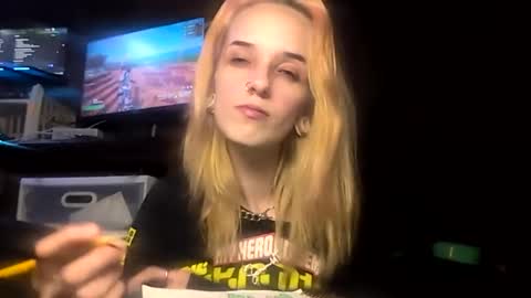 Snapshot of bunniandcryme chatting on 04/09/26, 03:06 bunniandcryme online show from 04/09/26, 03:06