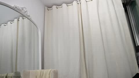 Snapshot of bunnyblondy chatting on 10/16/25, 08:37 Anaiz online show from 10/16/25, 08:37