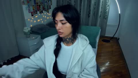 Snapshot of butter_f1y chatting on 10/20/25, 06:25 Sabrina online show from 10/20/25, 06:25