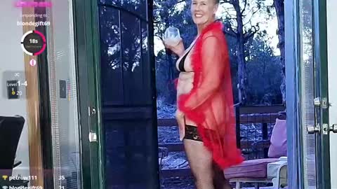 Snapshot of bwoodsbabe chatting on 02/05/26, 01:10 Bee and John online show from 02/05/26, 01:10