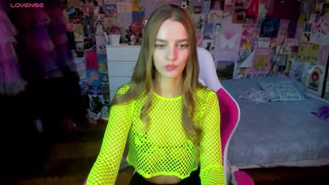 Snapshot of caaandy_girl chatting on 10/08/25, 01:09 Emily  online show from 10/08/25, 01:09