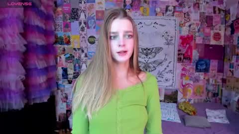 Snapshot of caaandy_girl chatting on 10/17/25, 01:46 Emily  online show from 10/17/25, 01:46