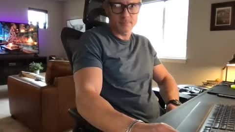 Snapshot of calirsedmo chatting on 12/19/25, 07:32 calirsedmo online show from 12/19/25, 07:32