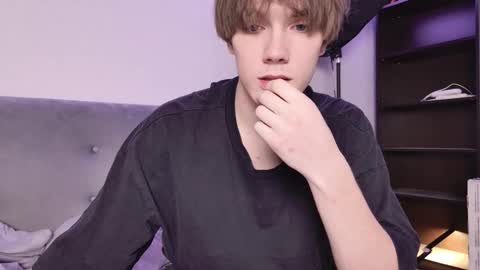 Snapshot of callmenineoneseven chatting on 10/19/25, 09:32 Nick online show from 10/19/25, 09:32