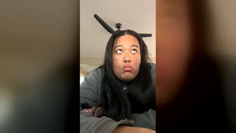 Snapshot of cals9x chatting on 12/14/25, 01:22 camzxoxox online show from 12/14/25, 01:22