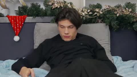 Snapshot of calvin_cay chatting on 12/28/24, 03:47 Calvin online show from 12/28/24, 03:47