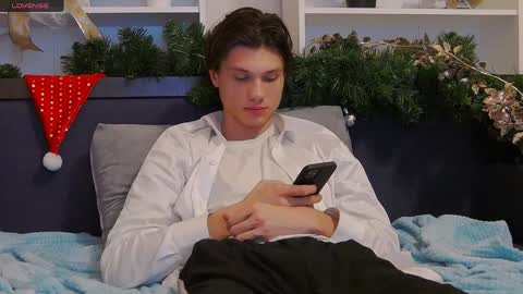 Snapshot of calvin_cay chatting on 01/01/25, 03:02 Calvin online show from 01/01/25, 03:02