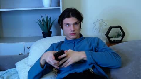 Snapshot of calvin_cay chatting on 01/13/25, 07:42 Calvin online show from 01/13/25, 07:42