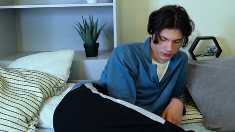 Snapshot of calvin_cay chatting on 01/14/25, 06:02 Calvin online show from 01/14/25, 06:02