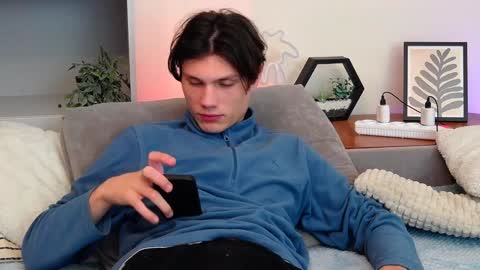 Snapshot of calvin_cay chatting on 01/18/25, 07:37 Calvin online show from 01/18/25, 07:37