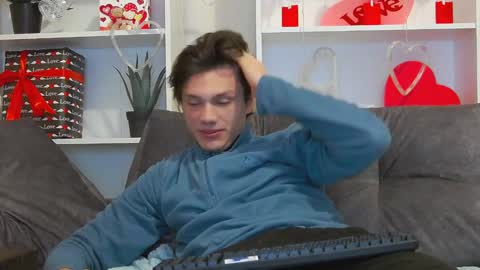 Snapshot of calvin_cay chatting on 02/08/25, 12:38 Calvin online show from 02/08/25, 12:38