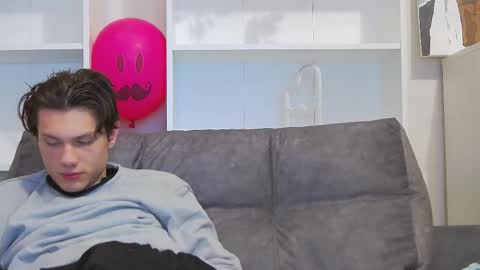 Snapshot of calvin_cay chatting on 02/20/25, 11:43 Calvin online show from 02/20/25, 11:43