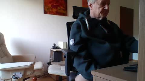 Snapshot of camcologne chatting on 01/03/25, 11:14 camcologne online show from 01/03/25, 11:14