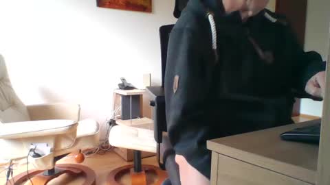 Snapshot of camcologne chatting on 01/07/25, 10:43 camcologne online show from 01/07/25, 10:43