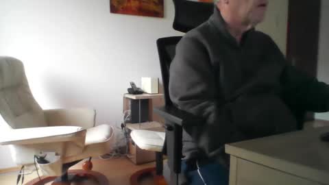 Snapshot of camcologne chatting on 12/19/25, 10:11 camcologne online show from 12/19/25, 10:11