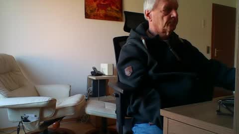 Snapshot of camcologne chatting on 04/15/26, 07:59 camcologne online show from 04/15/26, 07:59