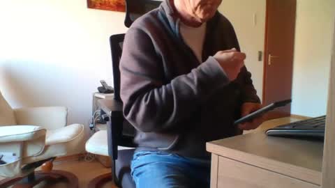Snapshot of camcologne chatting on 04/22/26, 07:55 camcologne online show from 04/22/26, 07:55