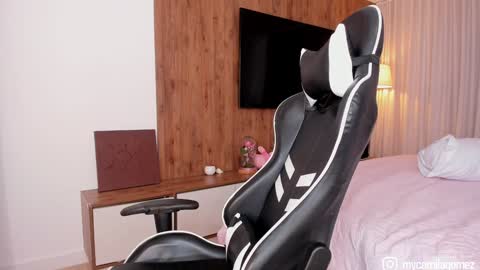 Snapshot of camilagomezz chatting on 10/06/25, 08:06 Camila online show from 10/06/25, 08:06