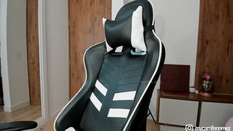 Snapshot of camilagomezz chatting on 10/18/25, 02:18 Camila online show from 10/18/25, 02:18