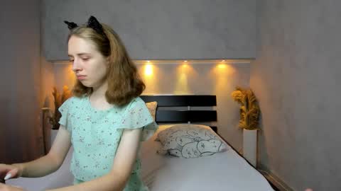 Camilla online show from 09/26/25, 12:36