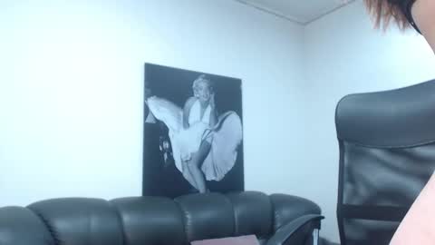 Snapshot of camille_diaz19 chatting on 12/16/25, 08:25 Camille online show from 12/16/25, 08:25