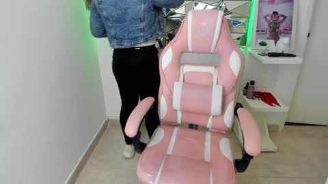 Snapshot of camixxx_m chatting on 11/12/25, 12:16 camixxx_m online show from 11/12/25, 12:16