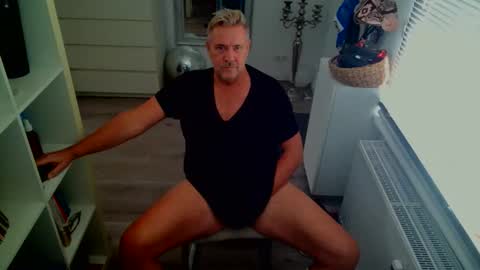 Snapshot of camunication chatting on 09/30/25, 11:37 camunication online show from 09/30/25, 11:37