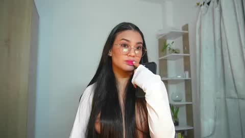 Nickol online show from 06/19/26, 08:23