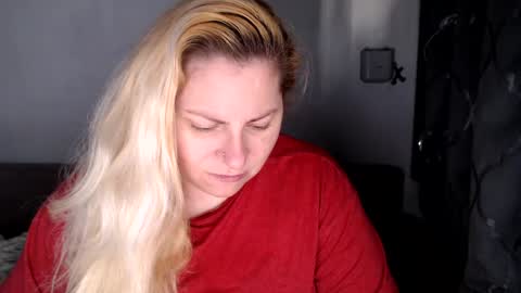 Snapshot of candycream74 chatting on 02/11/25, 06:19 Laura online show from 02/11/25, 06:19