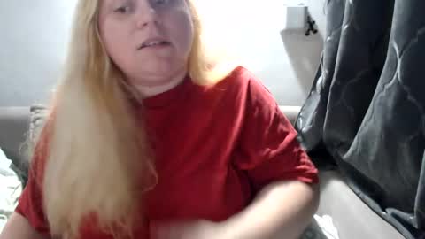 Snapshot of candycream74 chatting on 02/11/25, 04:13 Laura online show from 02/11/25, 04:13