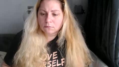 Snapshot of candycream74 chatting on 02/18/25, 10:05 Laura online show from 02/18/25, 10:05