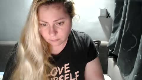 Snapshot of candycream74 chatting on 02/19/25, 04:44 Laura online show from 02/19/25, 04:44