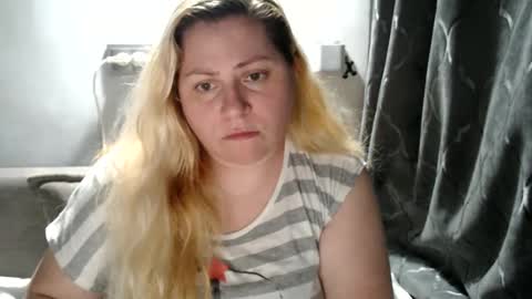 Snapshot of candycream74 chatting on 03/06/25, 08:48 Laura online show from 03/06/25, 08:48