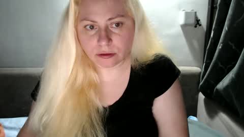 Snapshot of candycream74 chatting on 03/10/25, 05:29 Laura online show from 03/10/25, 05:29