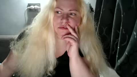 Snapshot of candycream74 chatting on 03/10/25, 11:38 Laura online show from 03/10/25, 11:38