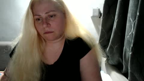 Snapshot of candycream74 chatting on 03/11/25, 09:15 Laura online show from 03/11/25, 09:15