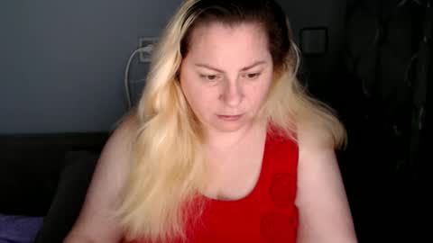 Snapshot of candycream74 chatting on 09/11/25, 11:32 Laura online show from 09/11/25, 11:32