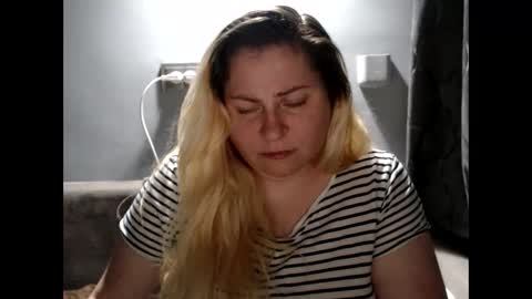 Snapshot of candycream74 chatting on 09/18/25, 07:38 Laura online show from 09/18/25, 07:38