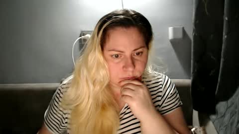 Snapshot of candycream74 chatting on 09/19/25, 07:25 Laura online show from 09/19/25, 07:25