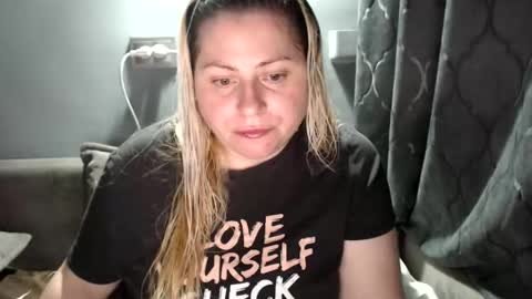 Snapshot of candycream74 chatting on 10/11/25, 08:07 Laura online show from 10/11/25, 08:07