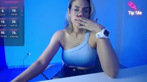 Snapshot of candydowson1 chatting on 01/29/25, 10:27 Candy Dowson online show from 01/29/25, 10:27