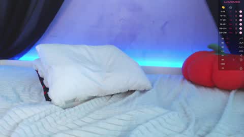 Snapshot of caramelangels chatting on 10/16/25, 12:17 Viola Marika and Visma online show from 10/16/25, 12:17