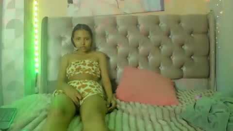 Snapshot of carla_camila chatting on 06/20/26, 04:54 Carla y Camila online show from 06/20/26, 04:54