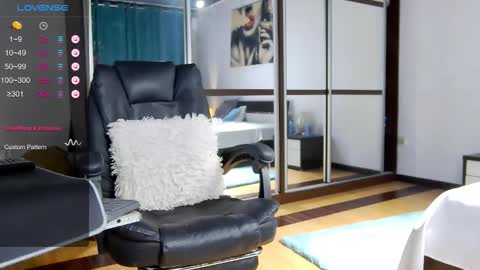 Snapshot of carlaxxx1 chatting on 10/05/25, 08:40 wendymilf online show from 10/05/25, 08:40