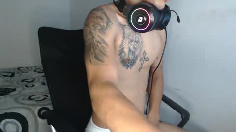 Snapshot of carlossmi01 chatting on 10/12/25, 04:33 carlossmi01 online show from 10/12/25, 04:33