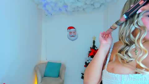 Snapshot of carlota_peach chatting on 12/13/24, 04:16 Andrea online show from 12/13/24, 04:16