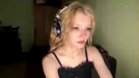 Snapshot of carmenlavelli chatting on 06/19/26, 11:52 Elina online show from 06/19/26, 11:52