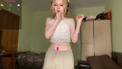 Snapshot of carmenlavelli chatting on 07/06/26, 11:40 Elina online show from 07/06/26, 11:40